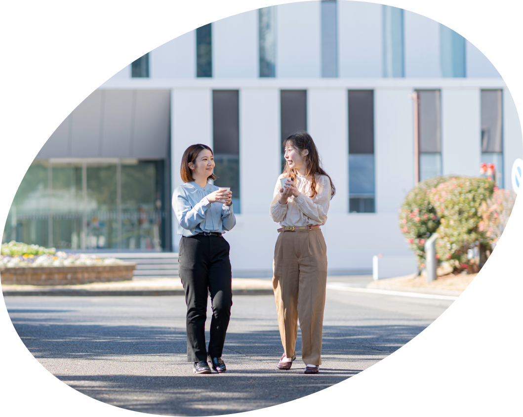 施設内を談笑しながら歩く2名のQST職員