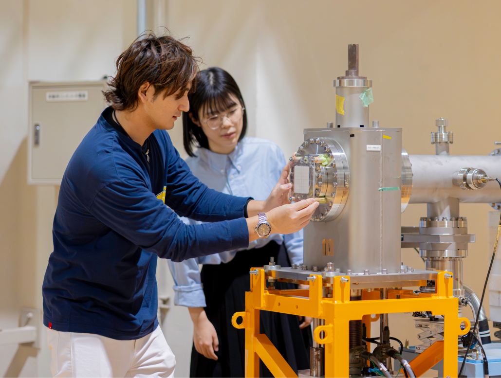 研究員が業務を行っている様子。