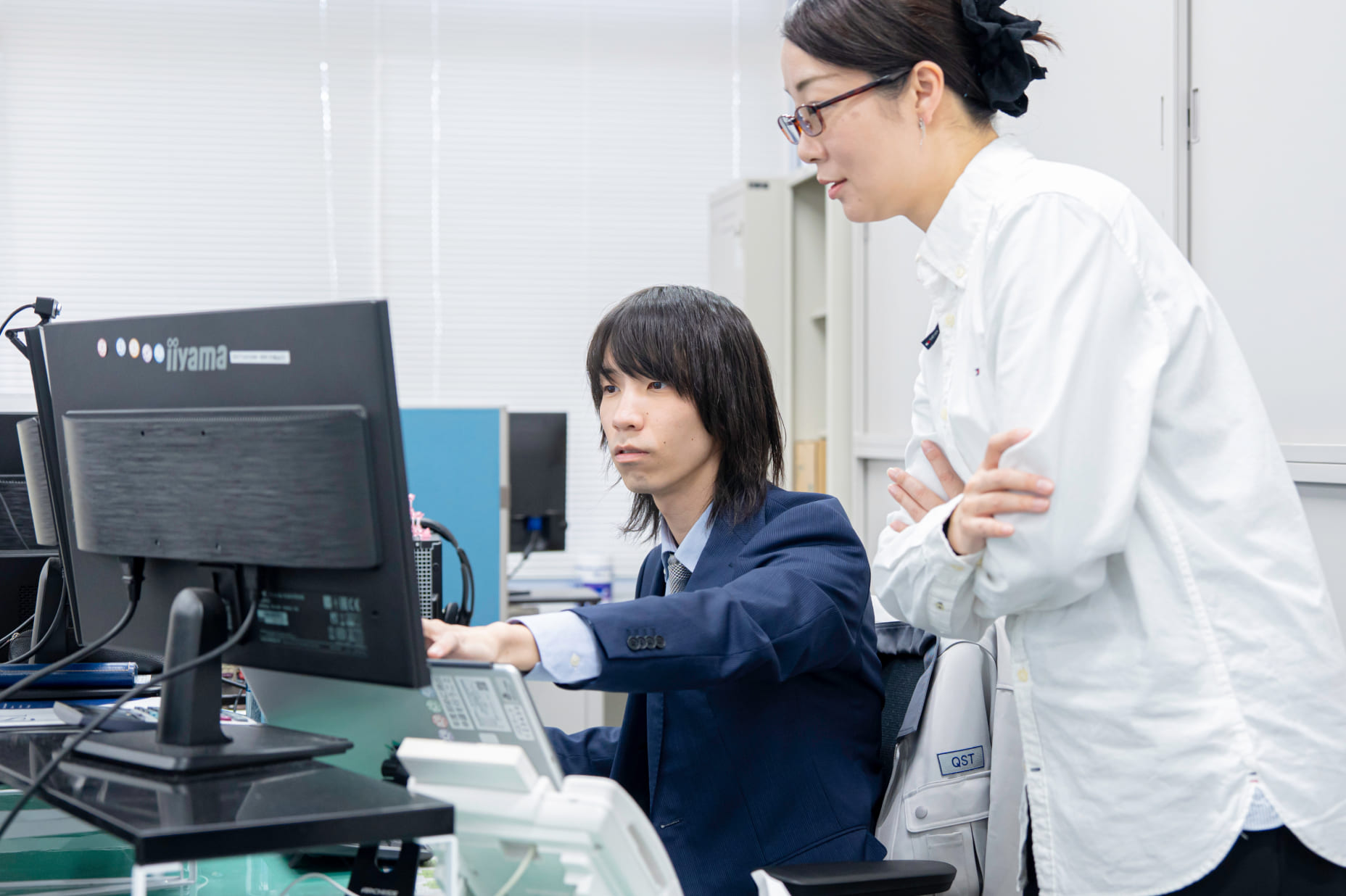 オフィスでPC作業をするスタッフ