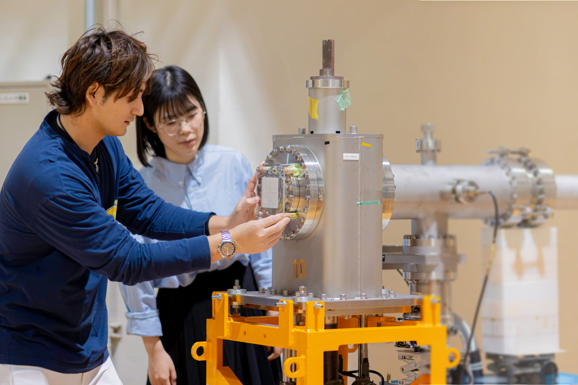 実験装置に向かう研究職スタッフ