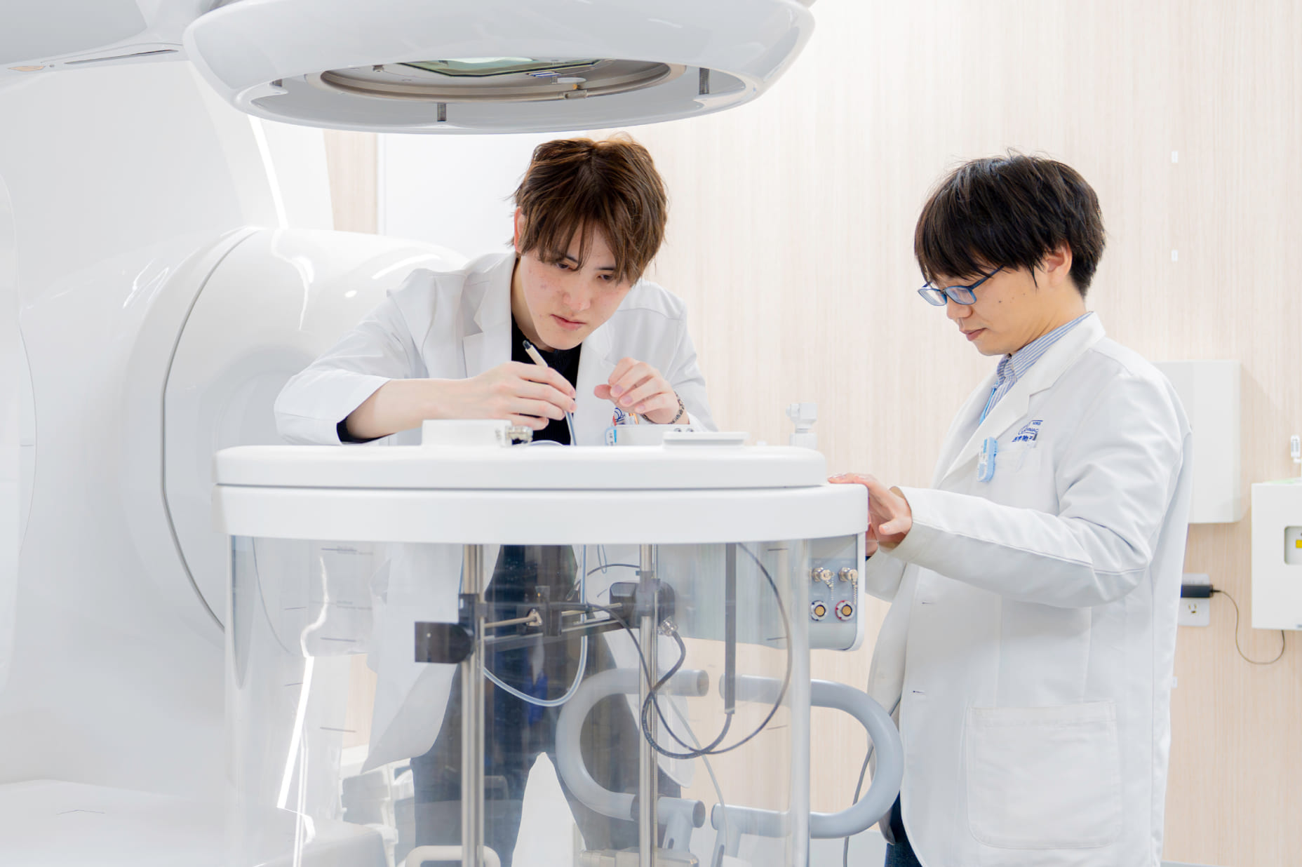 装置を点検する技術職スタッフ