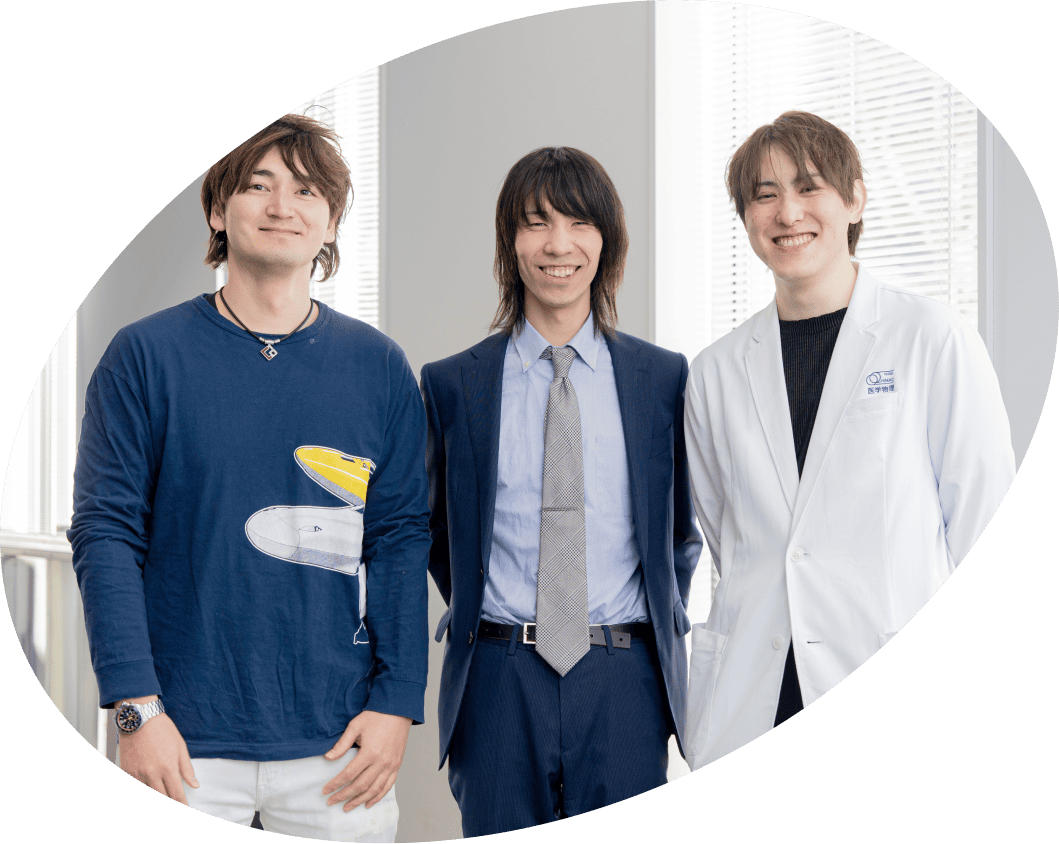 笑顔で並ぶ3人のQST職員